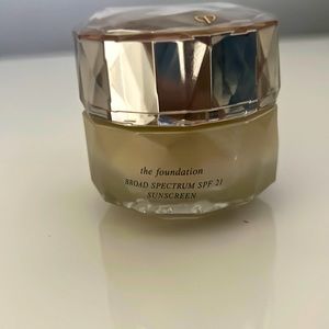 Cle de peau foundation shade O40